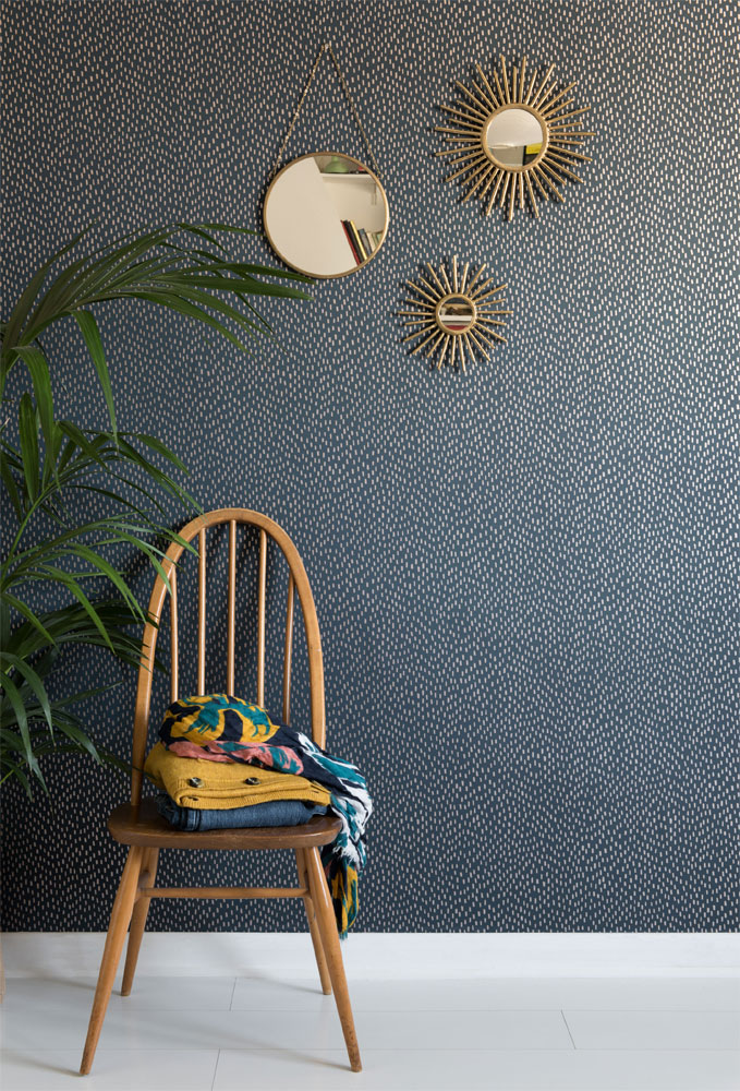 m&ouml;rkbl&aring; tapet med spegel