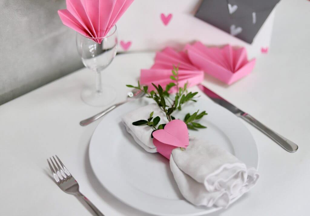 enkel dukning alla hj&auml;rtans dag