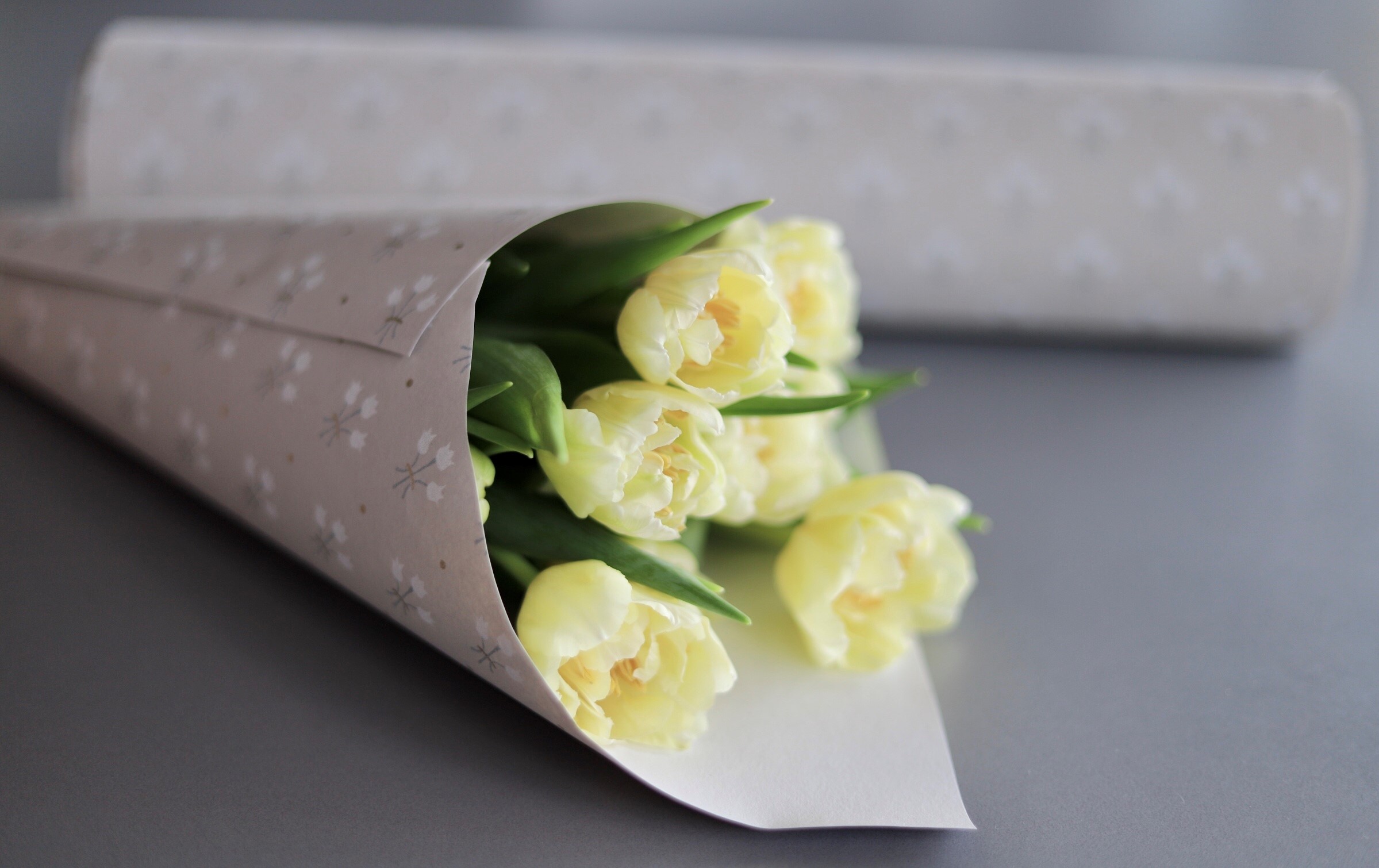 omslagspapper av tapet till blombukett