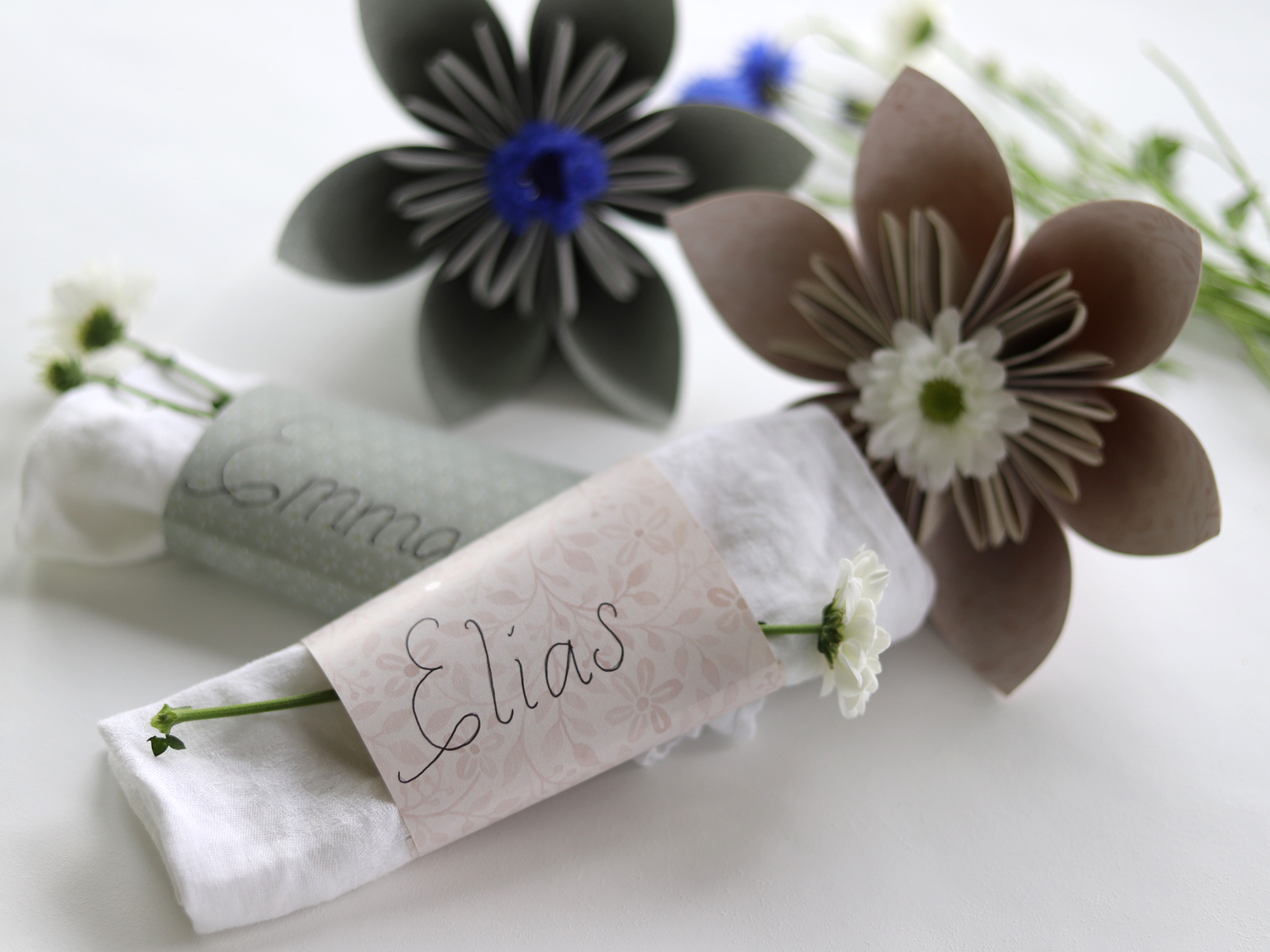 sommarpyssel med tapetblommor och namnskyltar av tapet