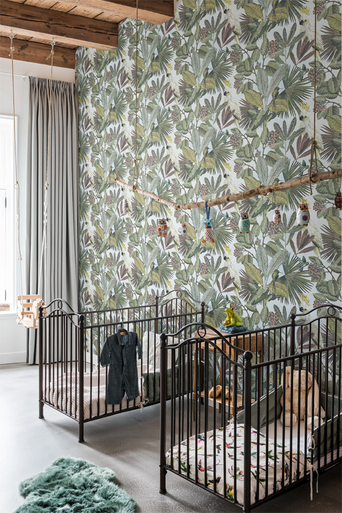 barnrum tapet med blad och f&aring;glar i olika f&auml;rger tropics