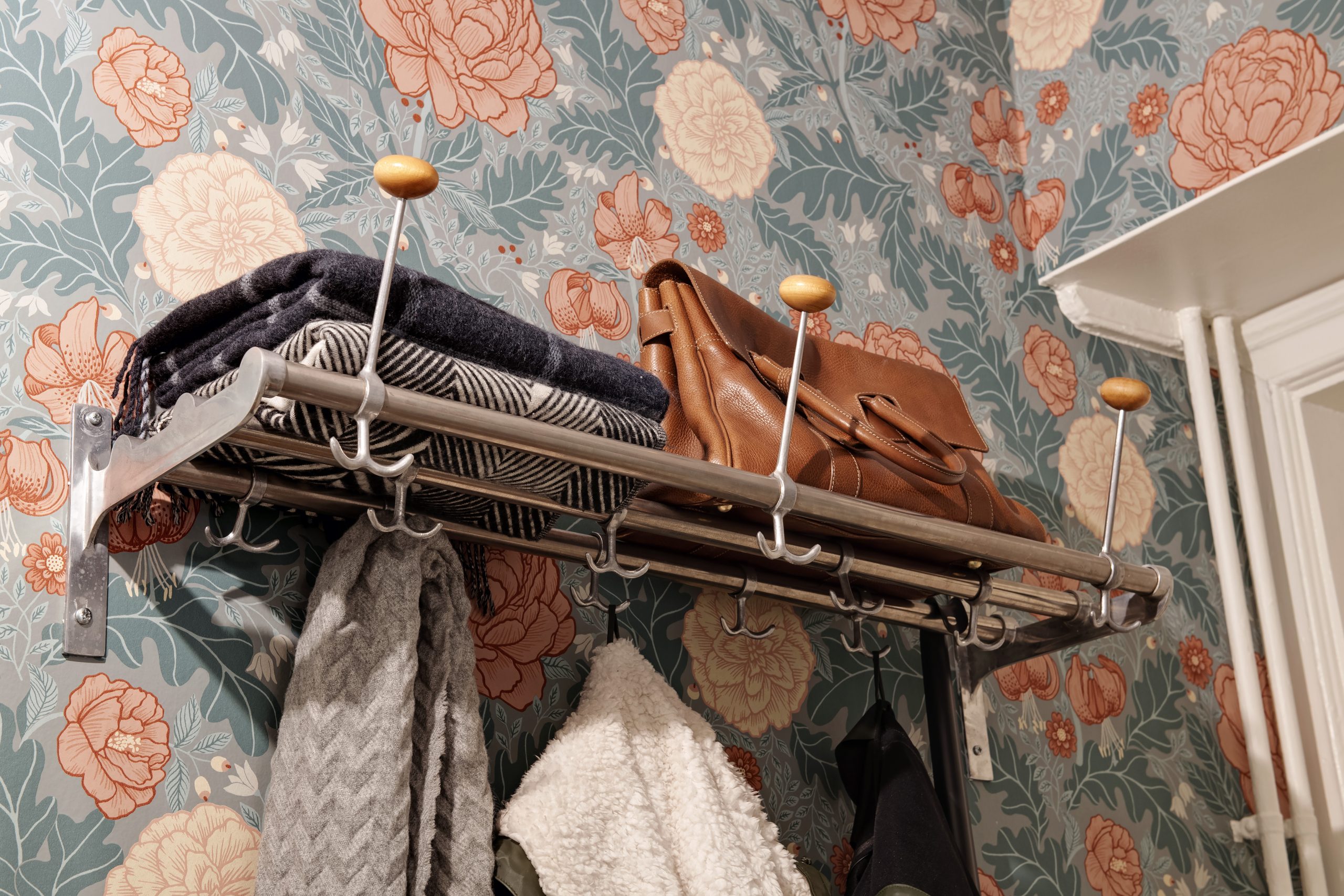 hatthylla med tapet i hall