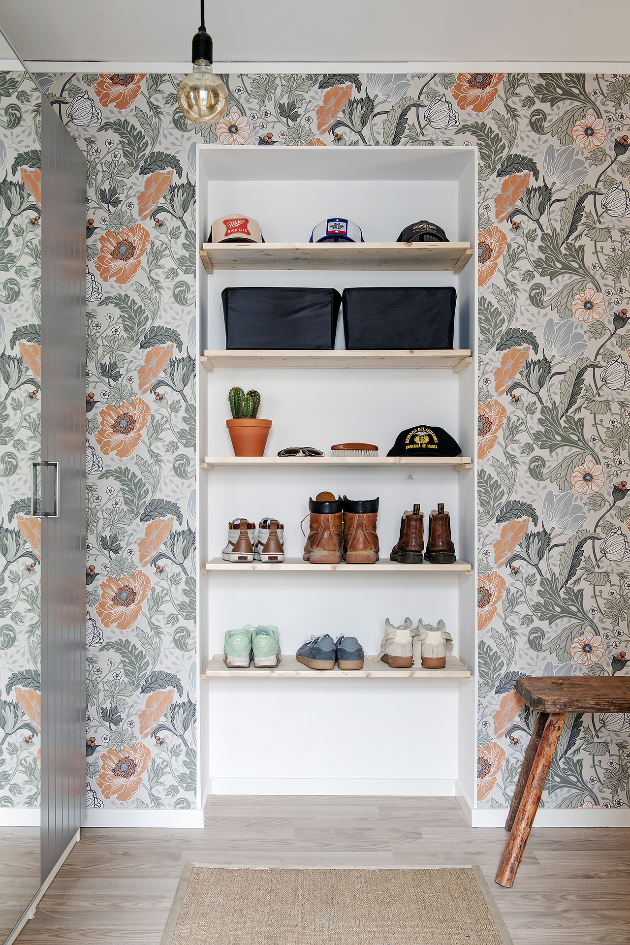 blommig tapet i hallen skohylla f&ouml;rvaring