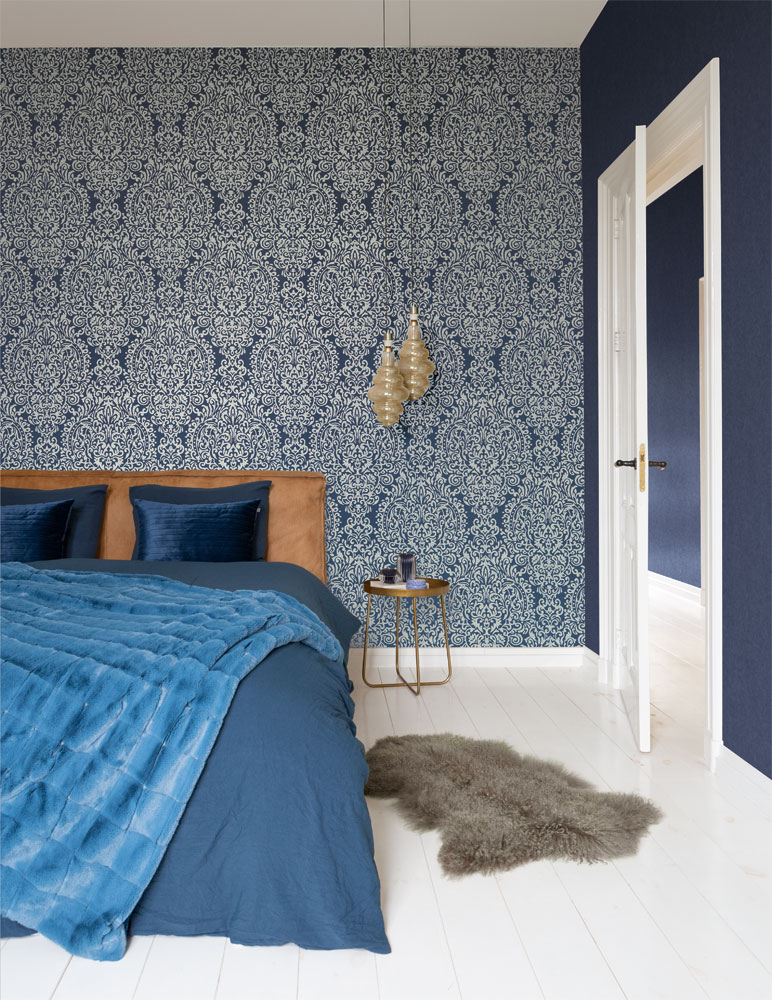 bl&aring; vit randig tapet tr&auml; plankor