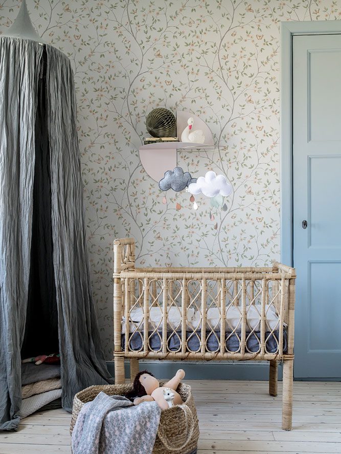 tapet med fj&auml;rilar och bladverk till barnrum