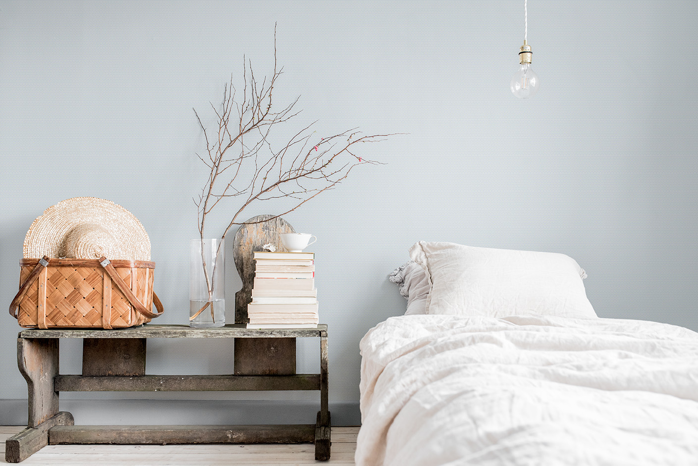 ljusbl&aring; tapet sovrum