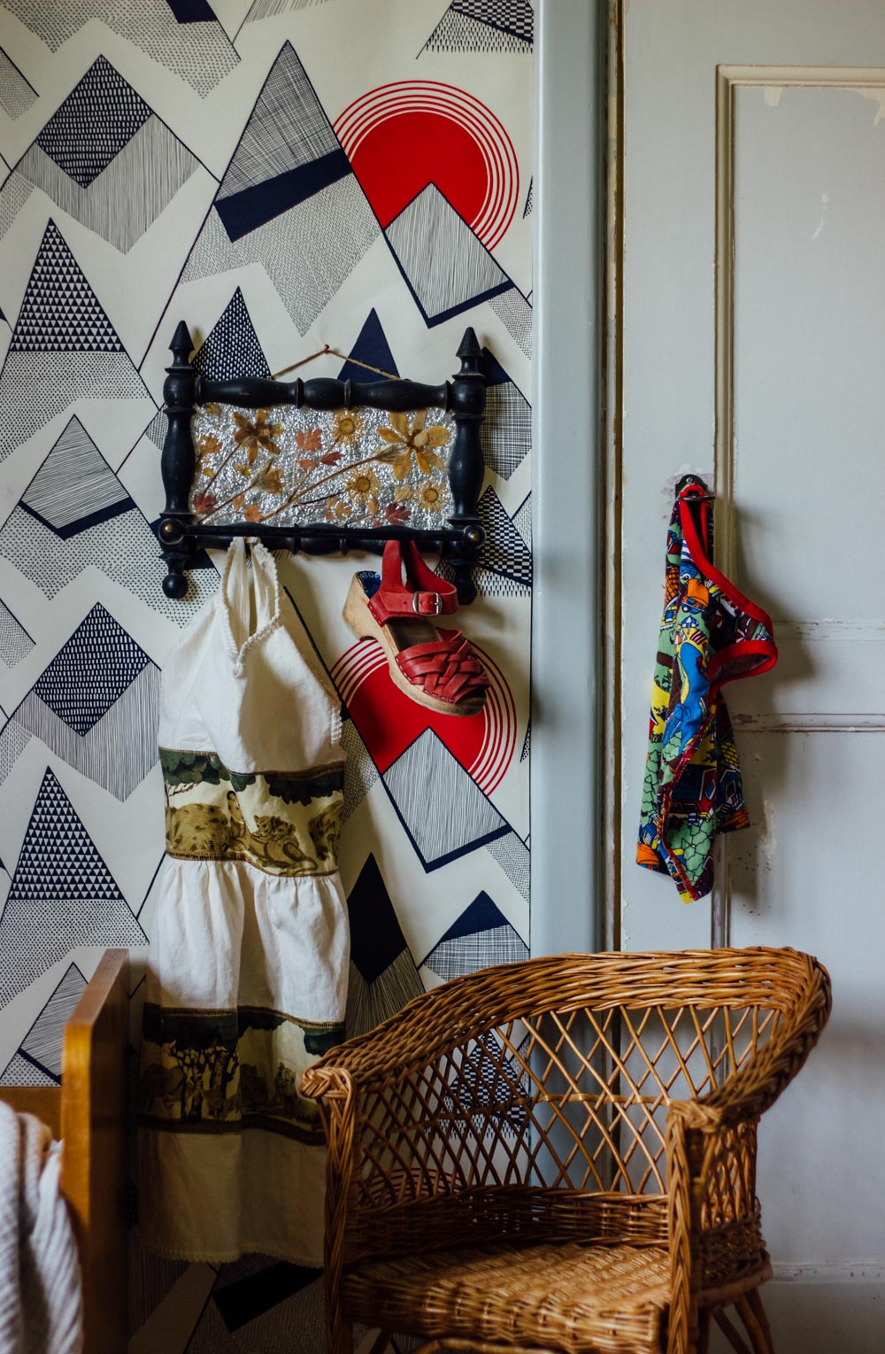 barnrum missprint tapet med berg retro