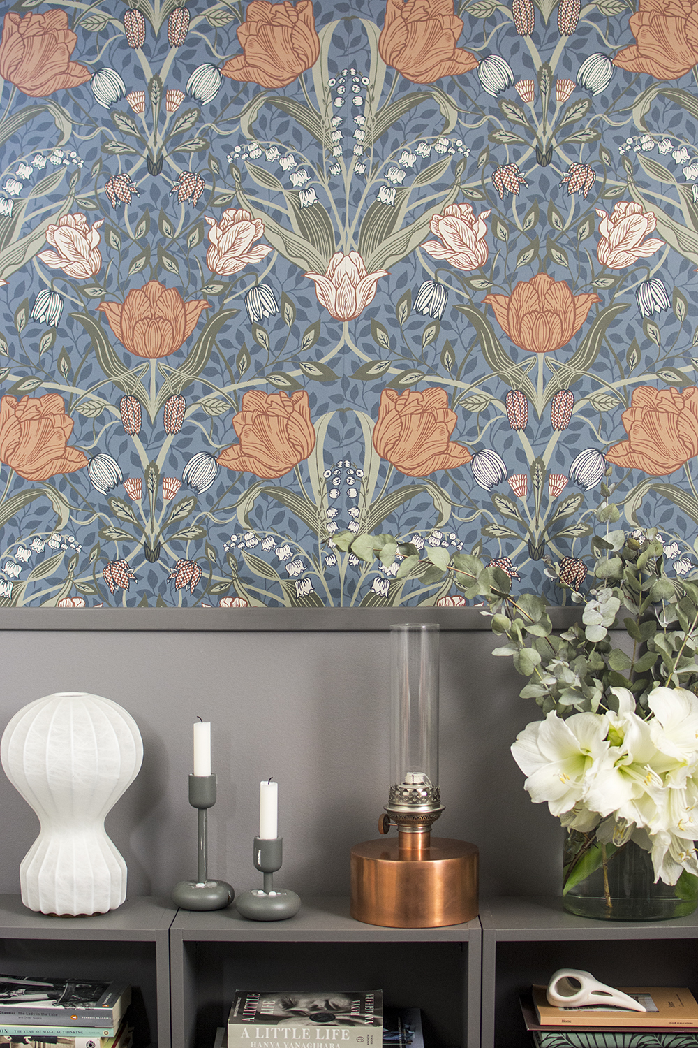 Filippa bl&aring; tapet med tulpaner