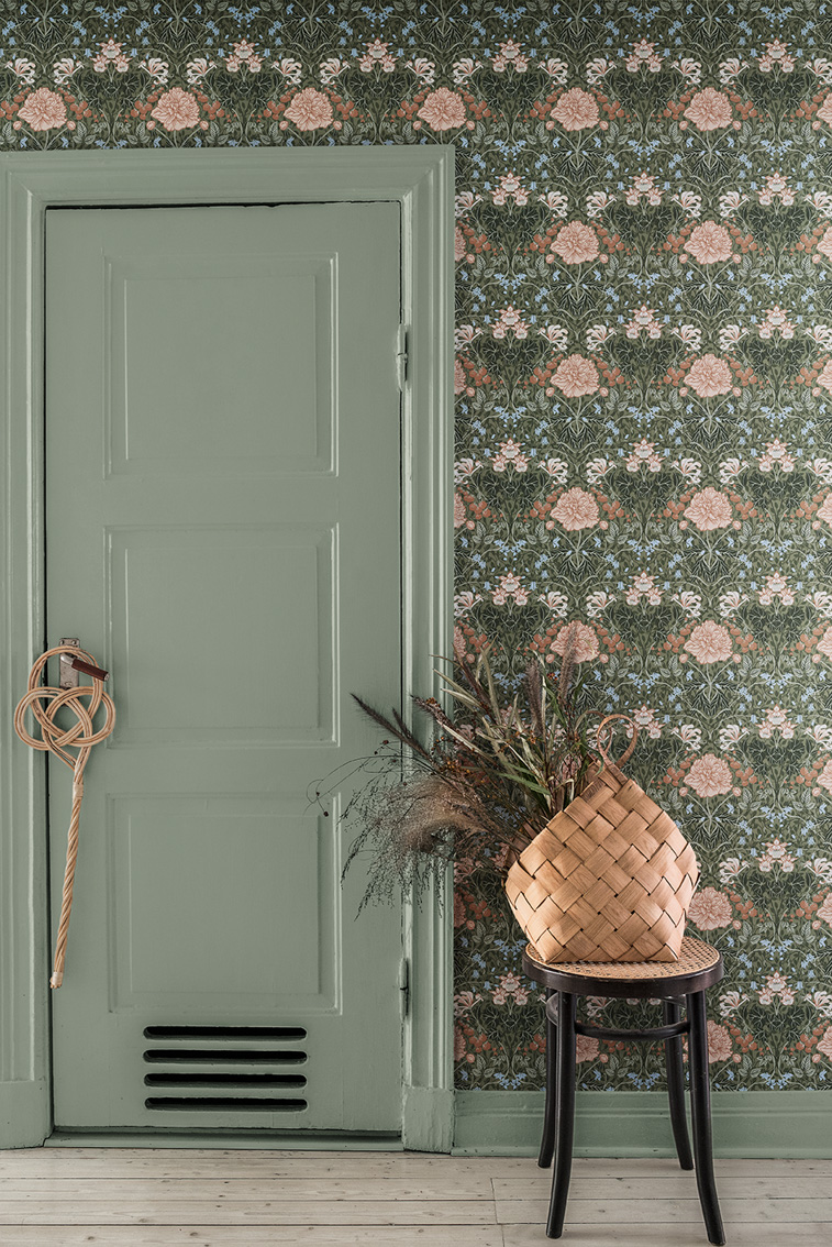 gr&ouml;n tapet med blommor och gr&ouml;n d&ouml;rr