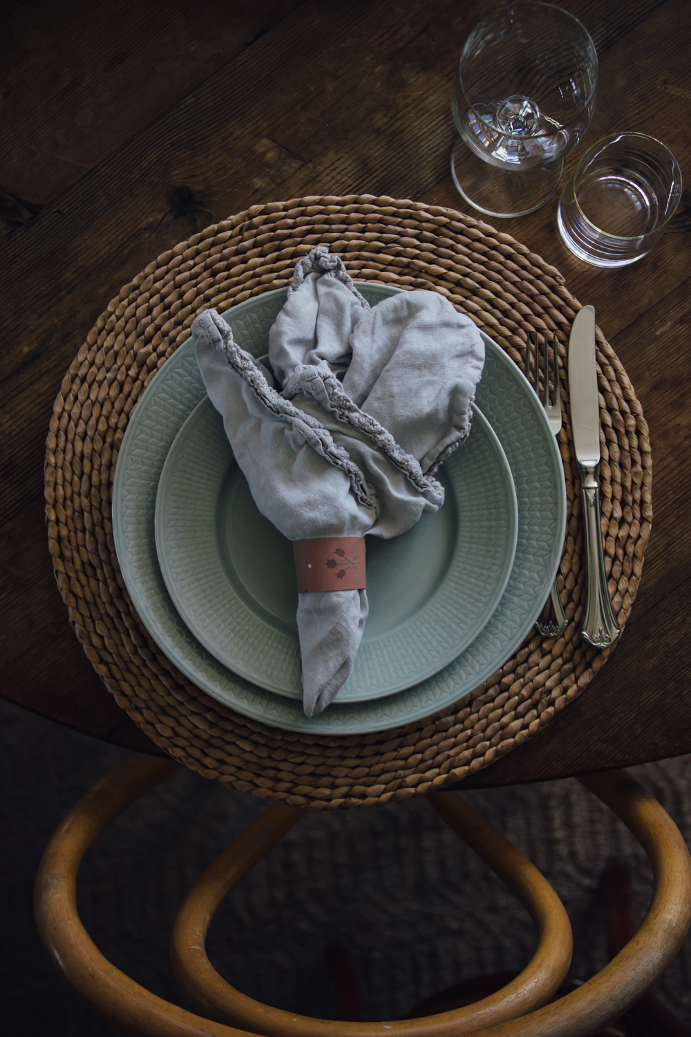 dukning med diy servettring av rostr&ouml;d tapet