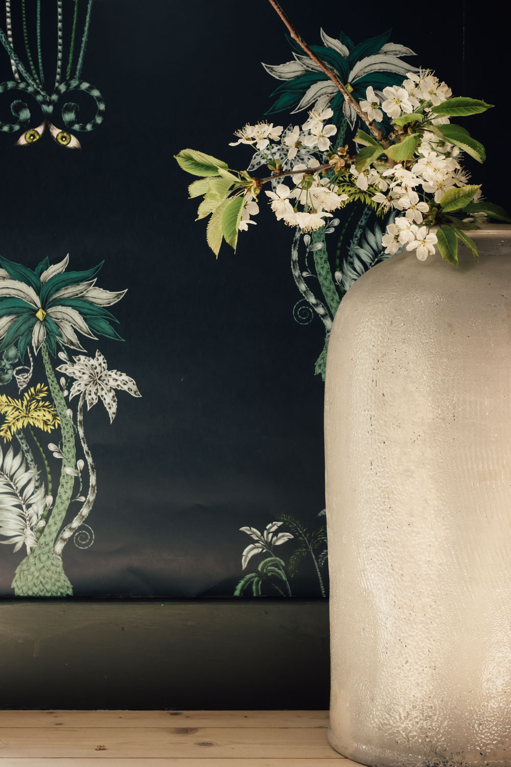 m&ouml;rk tapet med tropiska fantasiv&auml;xter