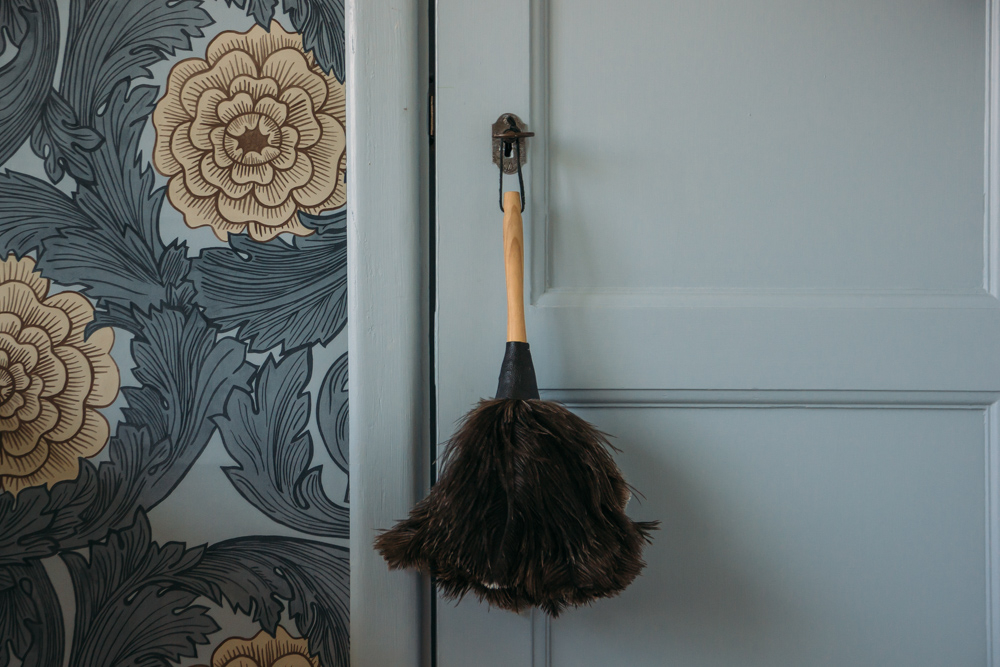 bl&aring; tapet med stora blommor tillsammans med bl&aring; d&ouml;rr