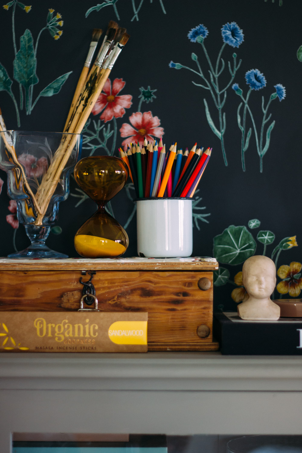 m&ouml;rk tapet med sommarblommor