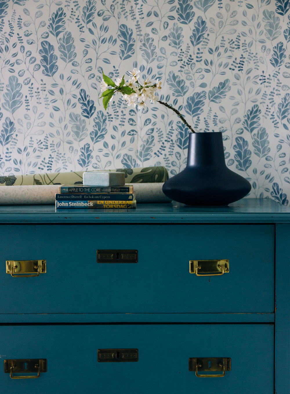 bl&aring; tapet med blad