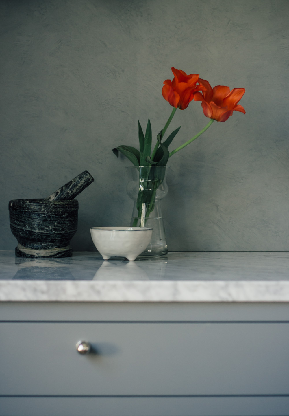 gr&aring; melerad tapet i k&ouml;k