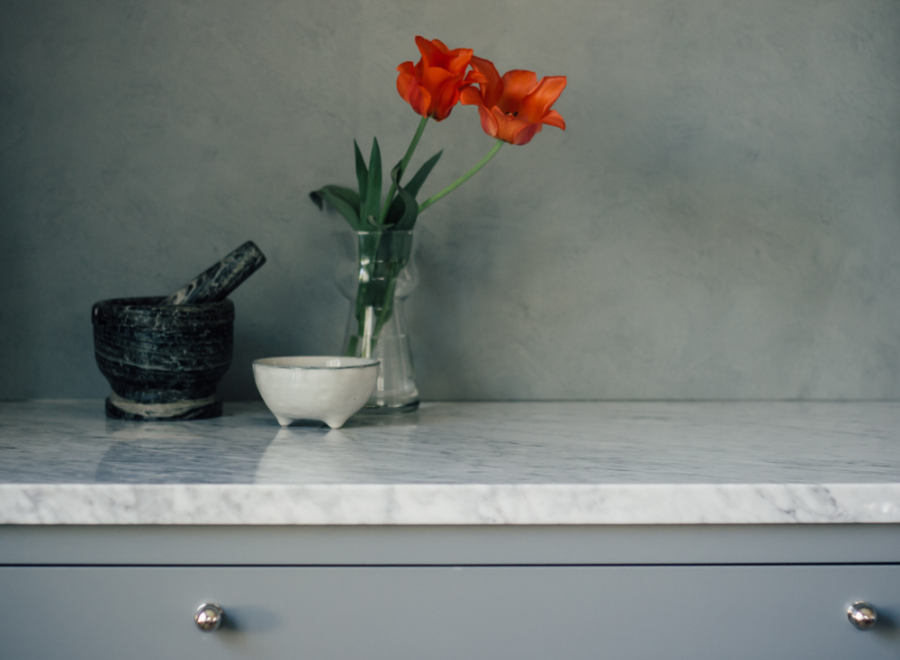 gr&aring; melerad tapet i k&ouml;k