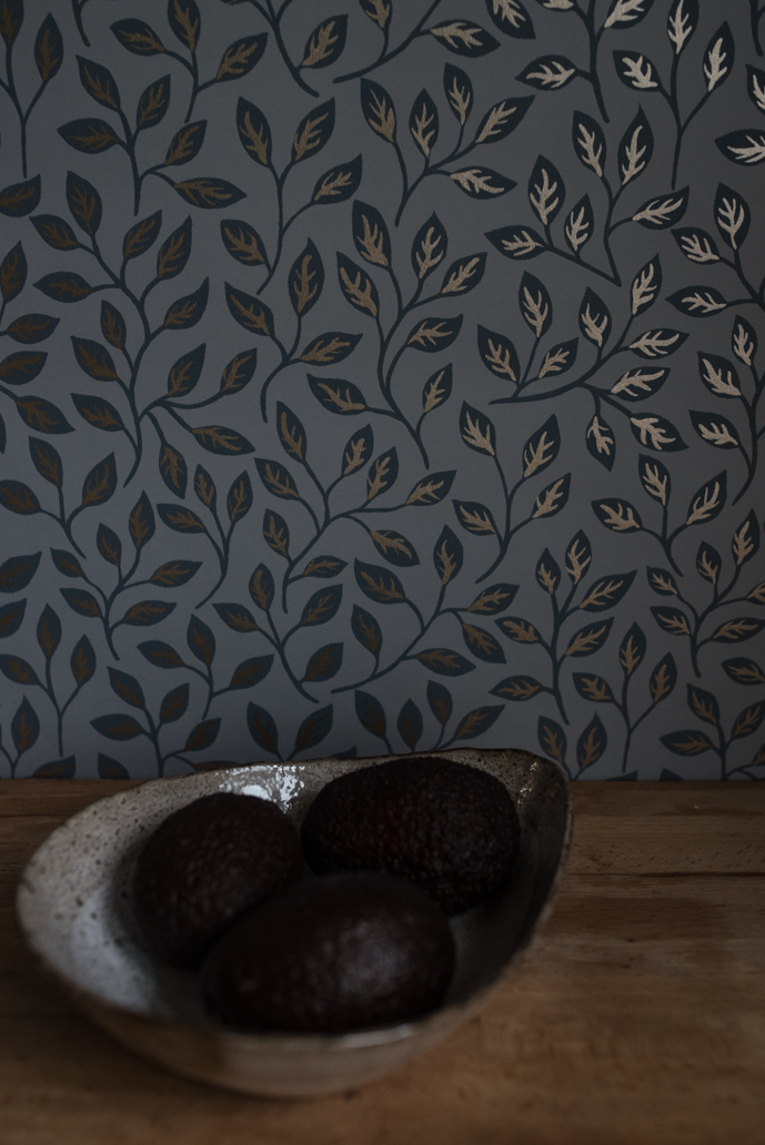 bladverk bl&aring; tapet med guld detaljer