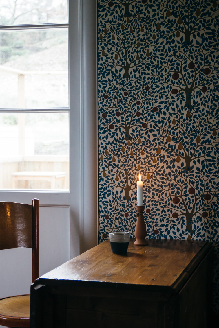 tapet med tr&auml;d p&auml;ron &auml;pplen