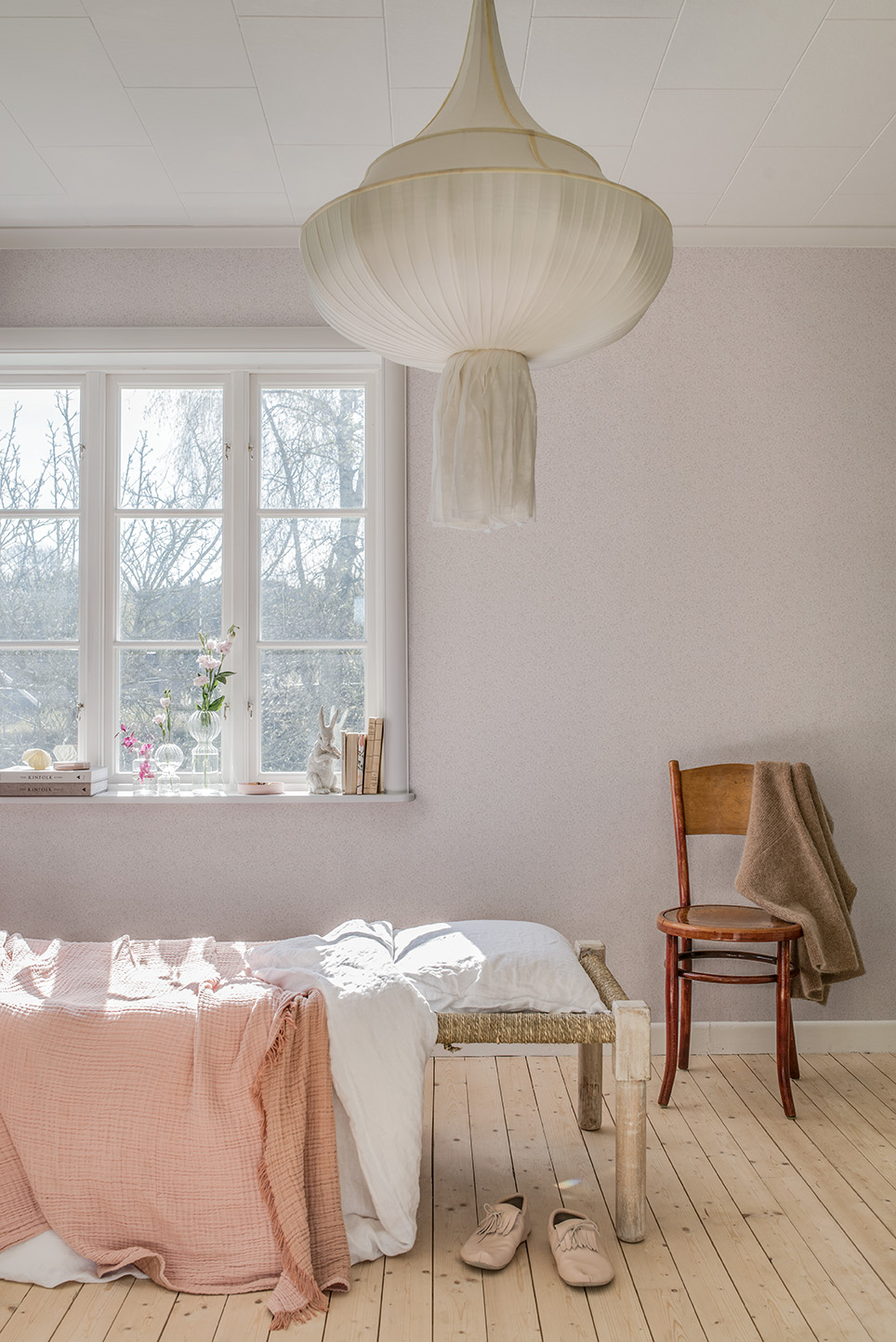 rosa enf&auml;rgad tapet med sm&aring;tt m&ouml;nster