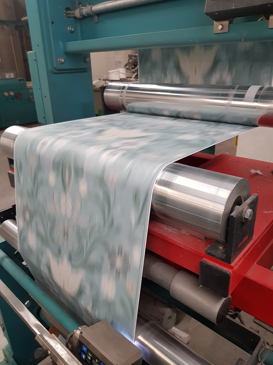 kapning av tapetrullar i fabrik