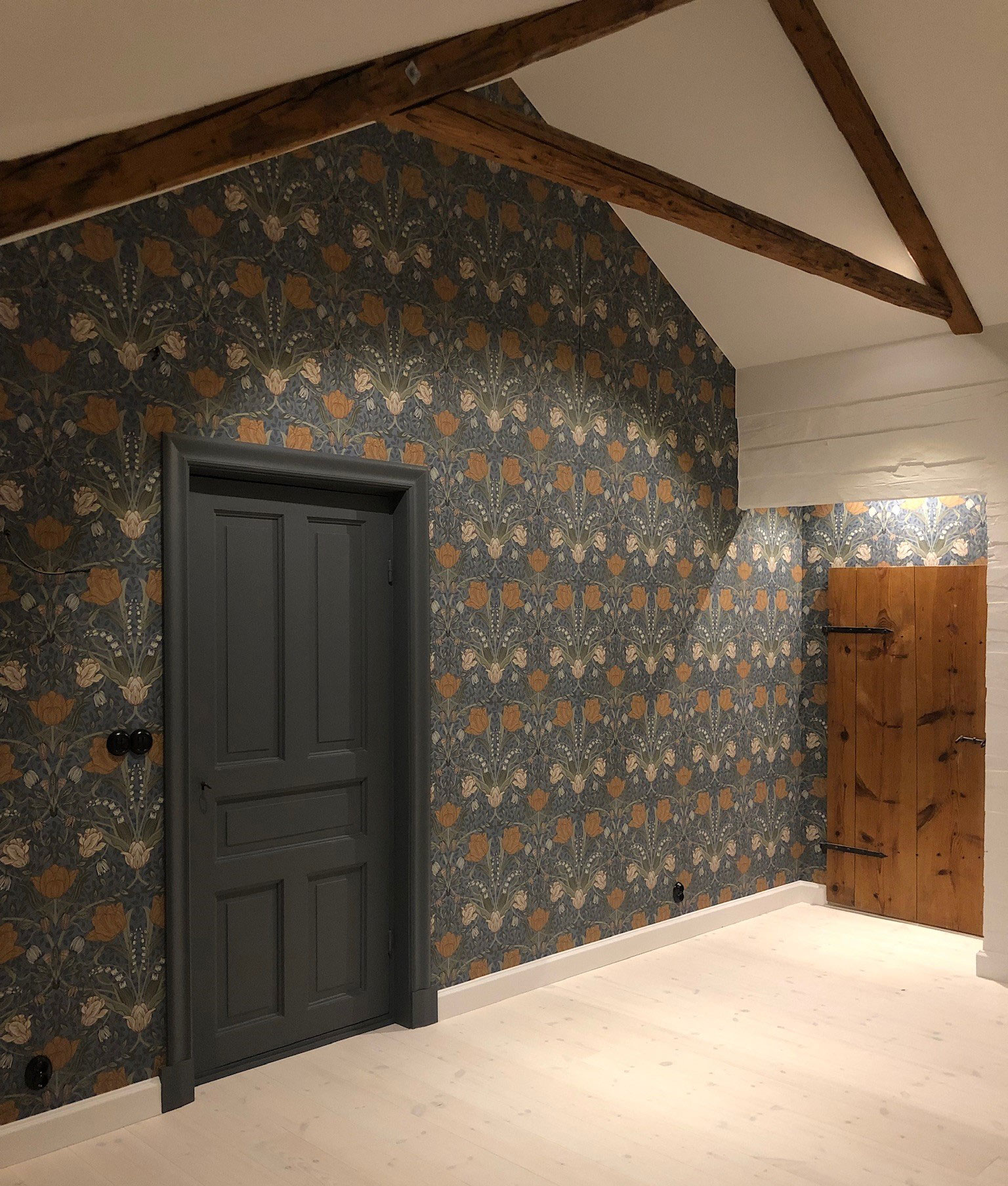 bl&aring; tapet med tulpaner filippa