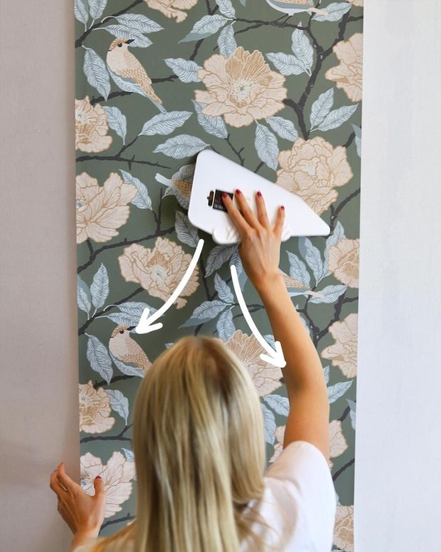 sl&auml;ta ut luftbubblor i tapet under tapetsering