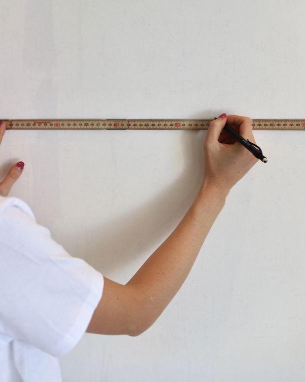 m&auml;ta ut f&ouml;rsta v&aring;den med tumstock n&auml;r du ska tapetsera